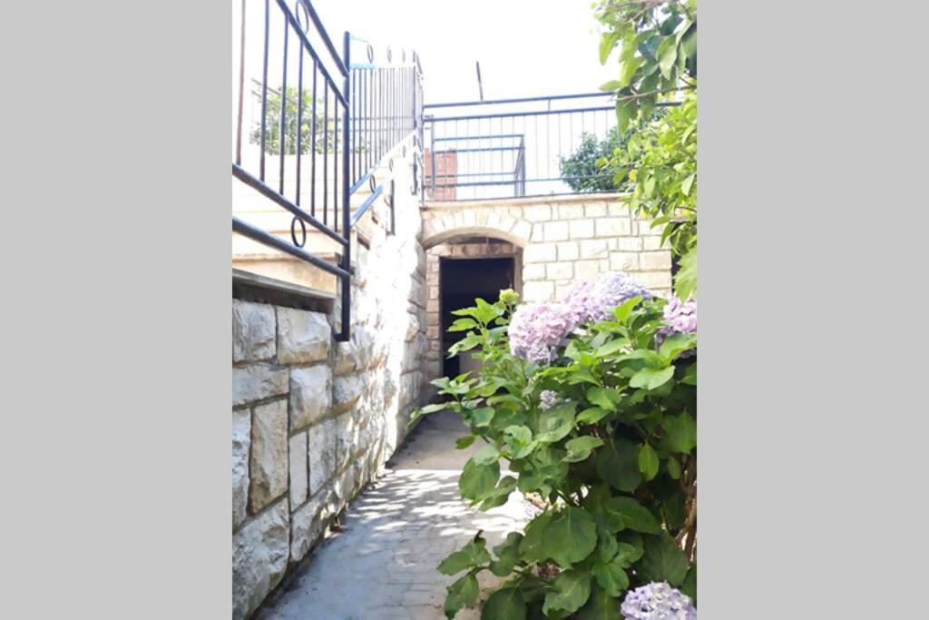 Giovanna - Spacious Lovely Apartment Supetar Exterior photo